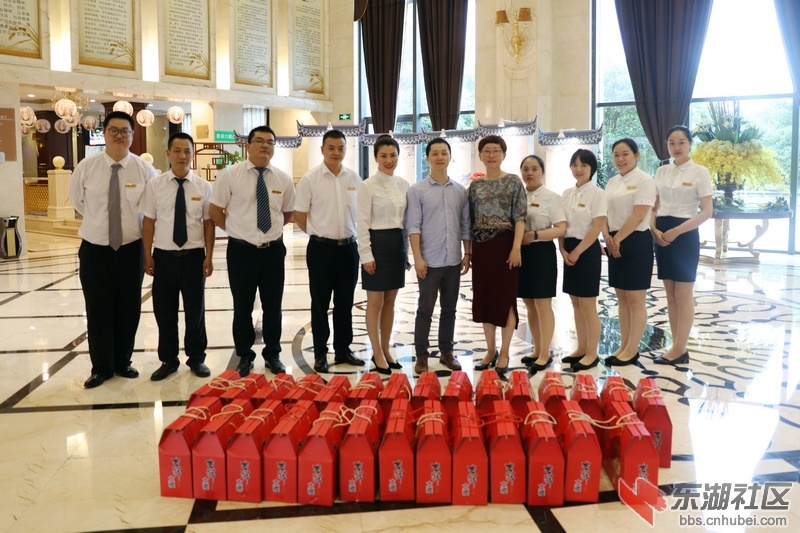 慰问白云边大酒店员工.jpg