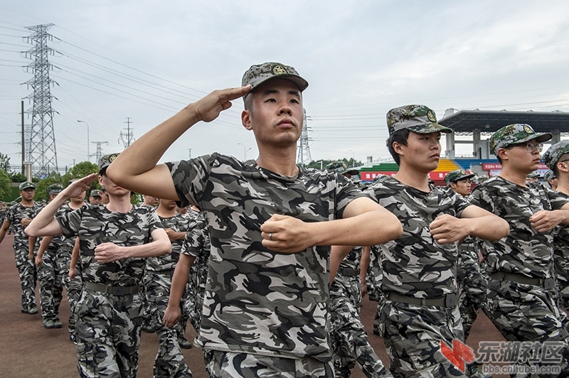 22.行进中的军姿曾院平摄影.jpg