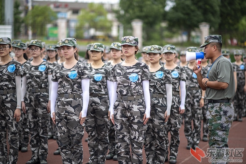 17.站立军姿 曾院平摄影.jpg