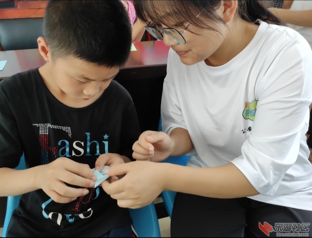 志愿者细心教学