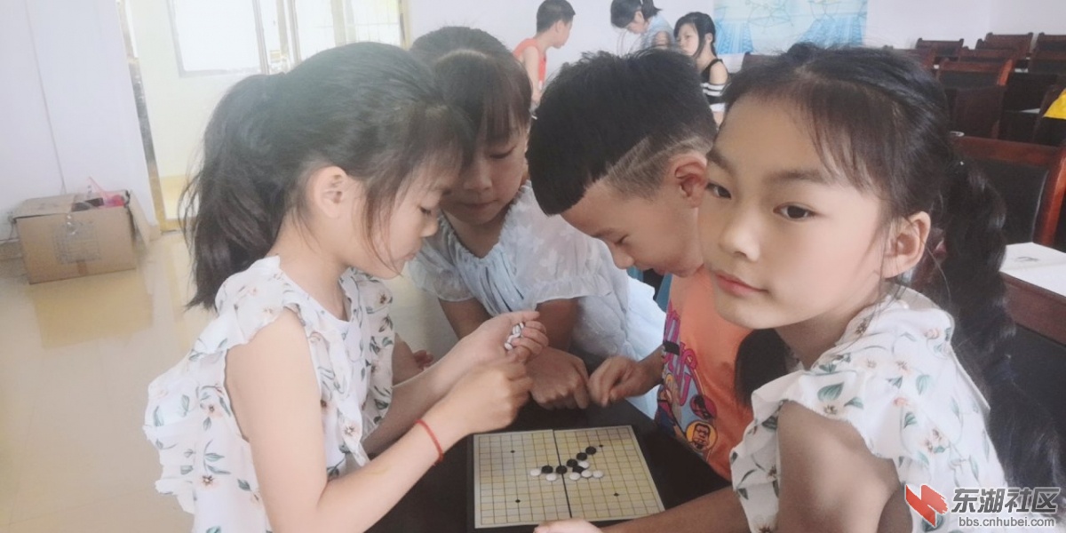 孩子们在下象棋