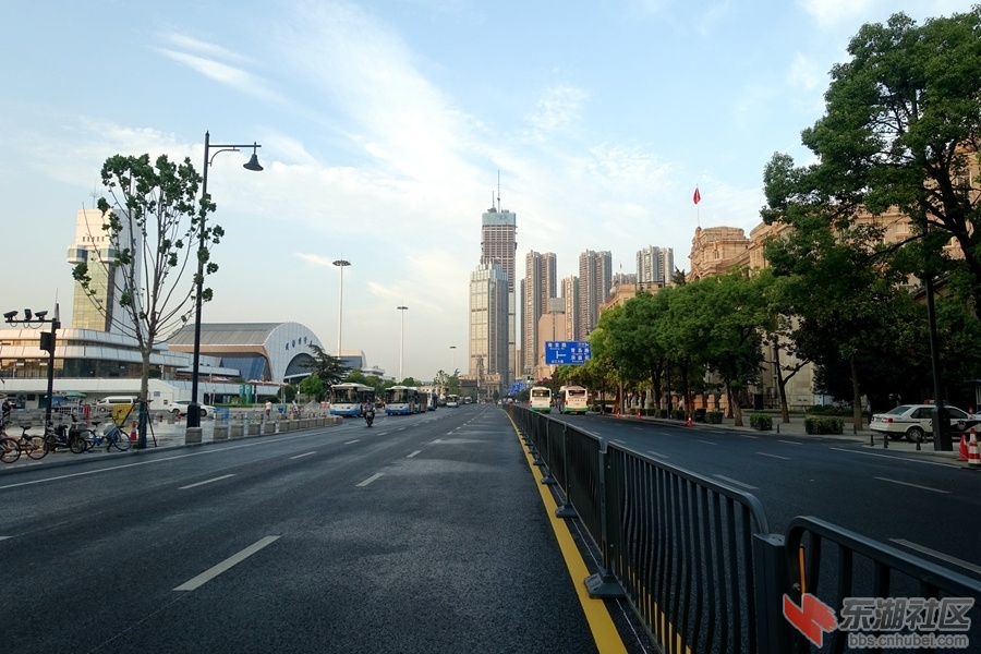 笔者在武汉市汉口沿江大道江汉关至长江二桥路段看到,沿江大道道路