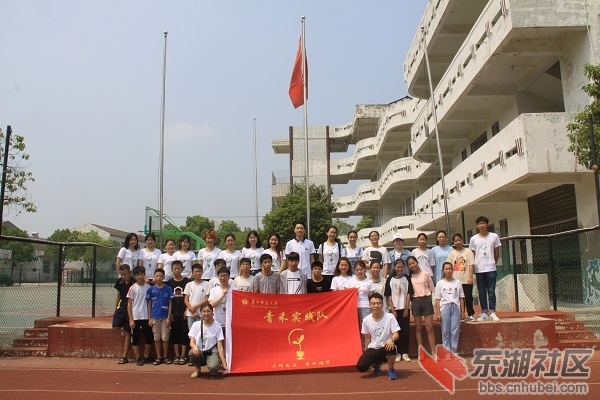 孩子们和队员的合照