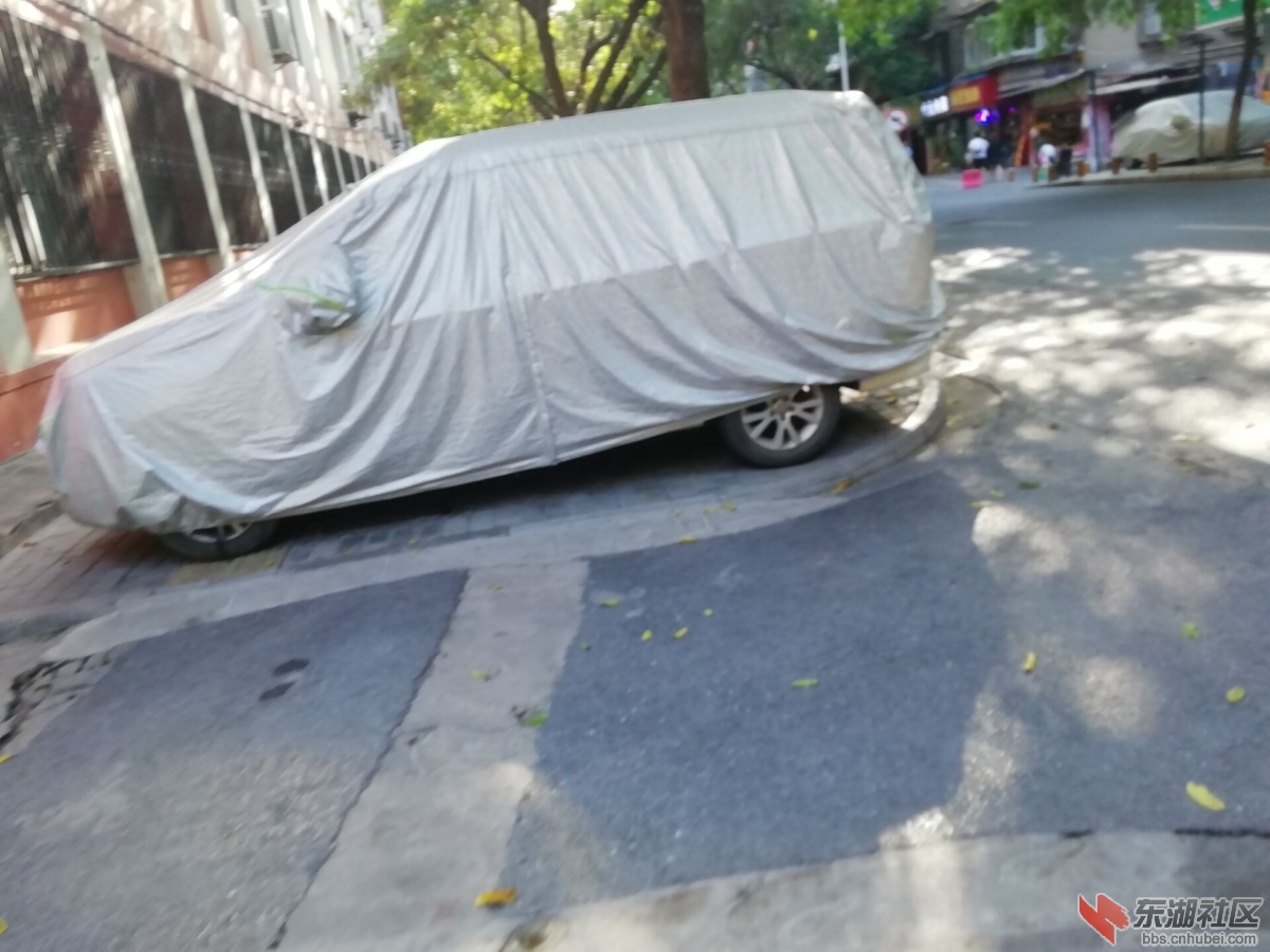 长期占道，无人管理，行人走路只能走机动车道