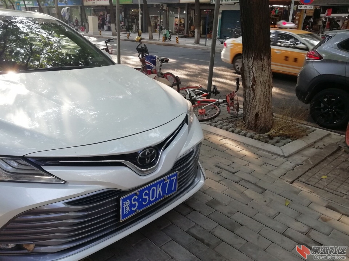 长期占道，无人管理，行人走路只能走机动车道