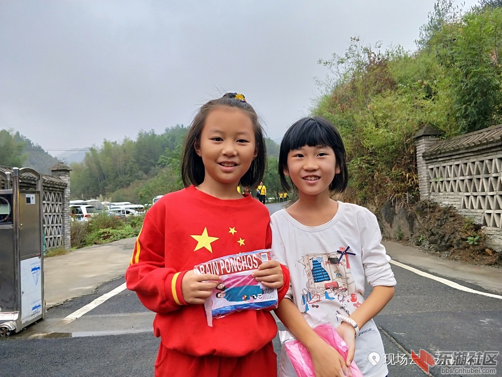 跟着妈妈跑的运动小健将.jpg