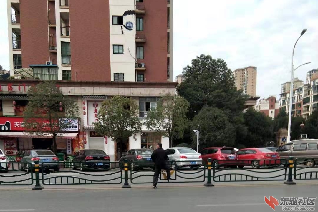 为了省时省力，不滚危险翻阅栏杆