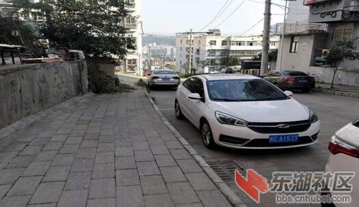 168号门口人行道及划的停车位