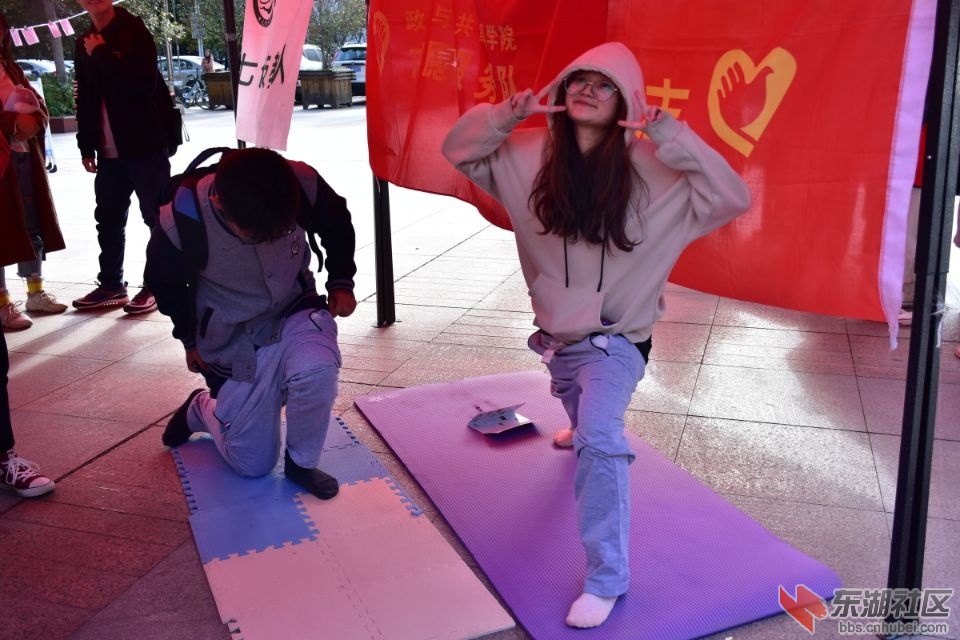 参与者参加“解放双手”的游戏