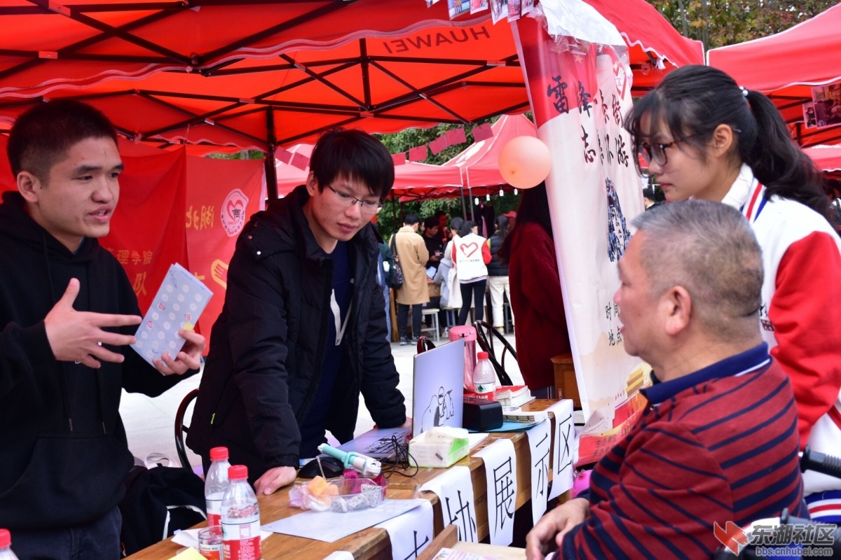 感动中国十大人物方俊明来到帐篷前了解我院项目