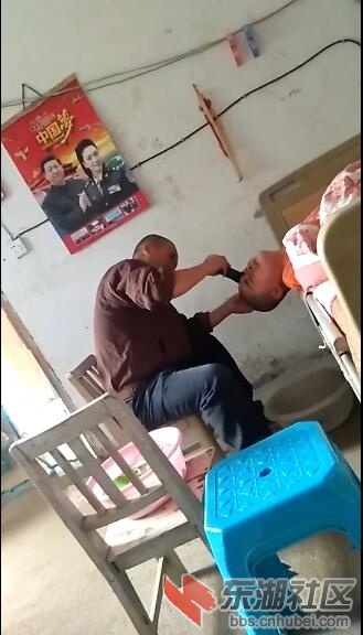 爸爸再给独生子的儿子杨栋理发2