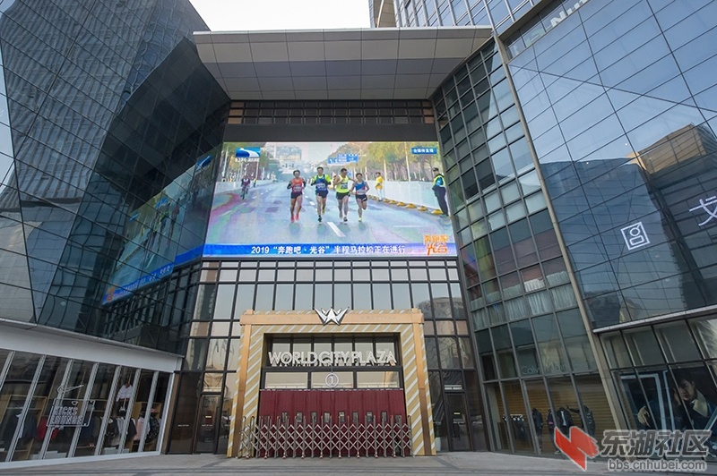 1.武汉2019奔跑吧·半谷半程马拉松今日鸣枪开跑 曾院平摄影.jpg