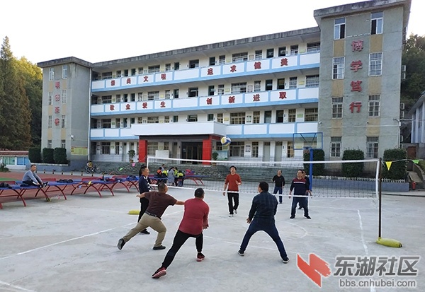 10月29日，镇小学课余练球.jpg