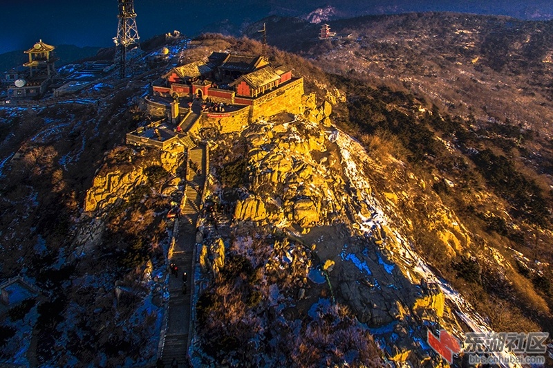 泰山之颠曾院平摄影.jpg