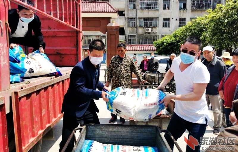 市生态环境保护局情系桑梓，送肥下乡助力春耕。