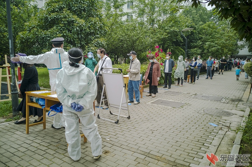 华中科技大学启动校园小区核酸检测纪实2.jpg