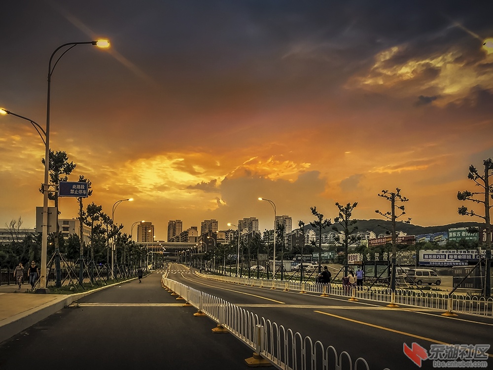 夕阳五彩云曾院平摄影.jpg