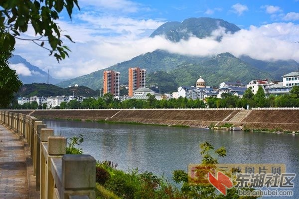 香溪河和鸡罩山.jpg