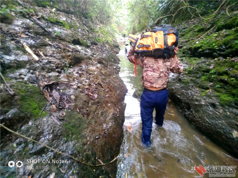 友友活力扛着登山包走水