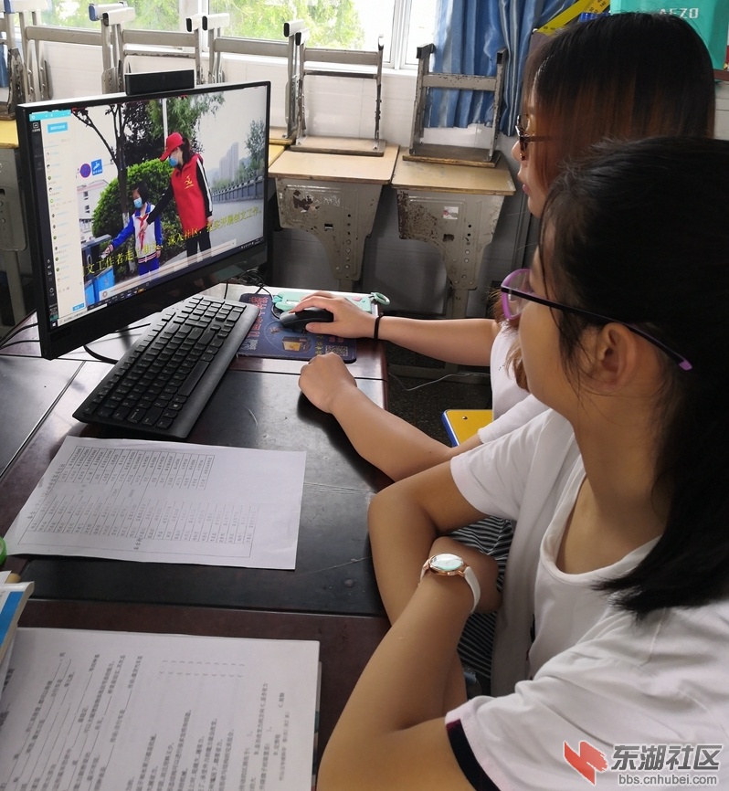 小学教师观看视频