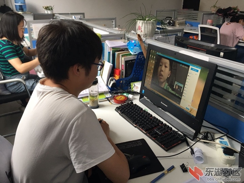 中学教师观看视频
