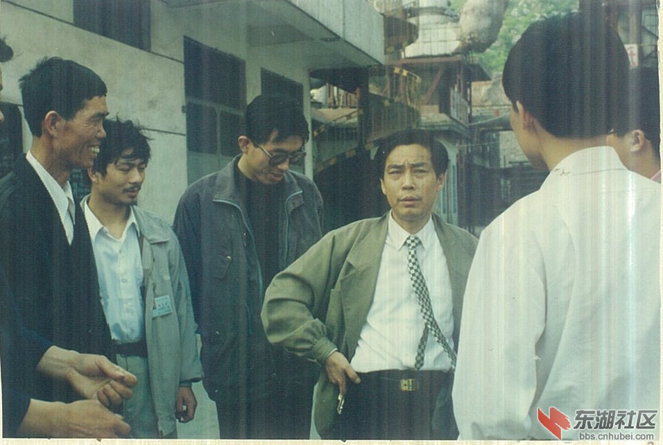 同工人们在一起。