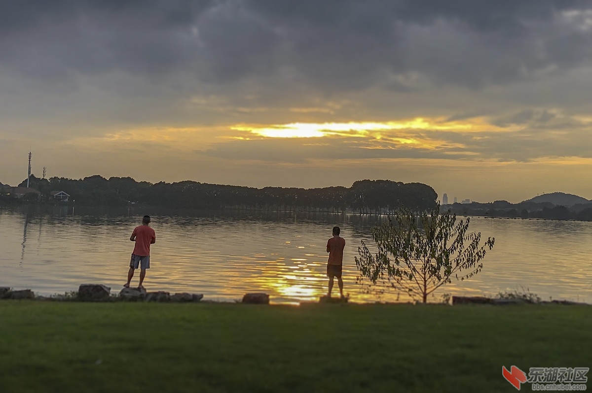 2.雨后夕阳曾院平摄影.jpg