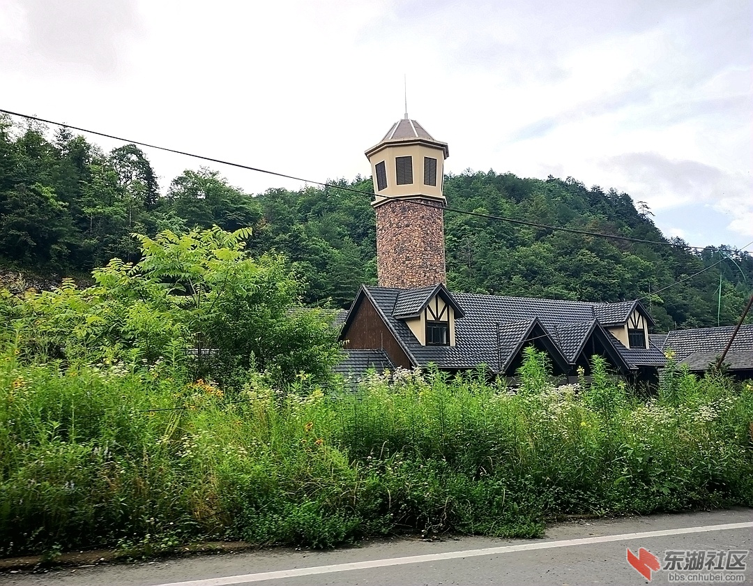 小区中欧式建筑的塔楼.jpg