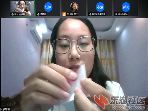 图为趣味手工老师教授简单折纸。荆楚网通讯员 费钰婷 摄