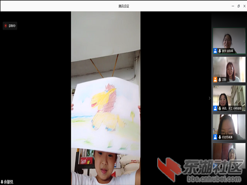 图为余馨悦小朋友在向老师展示她的画作  荆楚网通讯员 庞凯阁 摄