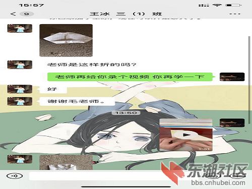 图为手工课的课下辅导 荆楚网通讯员熊雅婷 摄