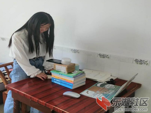 图为支教队老师的上课照片 荆楚网通讯员熊雅婷 摄