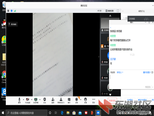 图为老师正在辅导学生做作业   荆楚网通讯员肖奎奎 摄