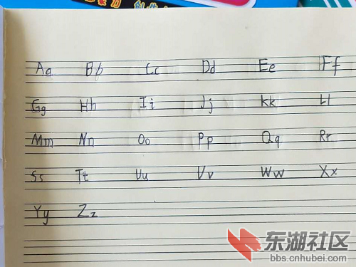 图为孩子们上传的作业，老师教的英文字母  荆楚网通讯员林佳子 摄