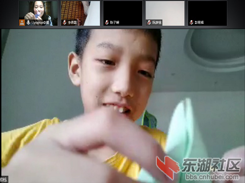 图为孩子正在学习折纸  荆楚网通讯员费钰婷 摄