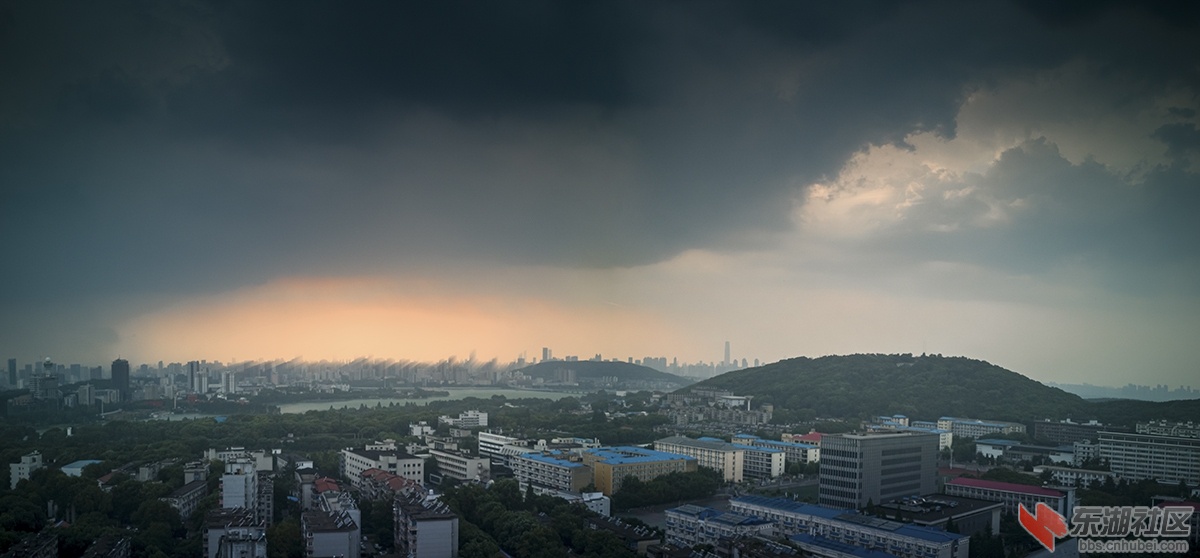 暴雨来了，武汉上空奇特景观曾院平摄影.jpg