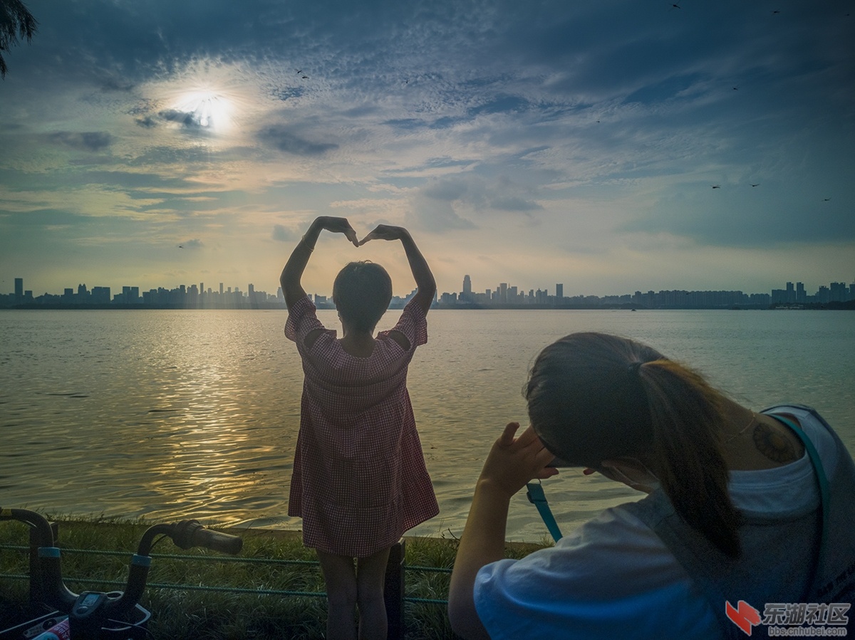 面对武汉东湖夕阳摆造形曾院平摄影.jpg