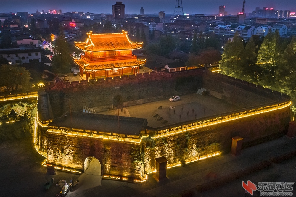 夜幕下的荆州古城曾院平摄影.jpg