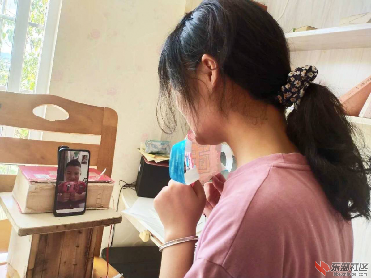 志愿者正在教小朋友做手工医护口罩