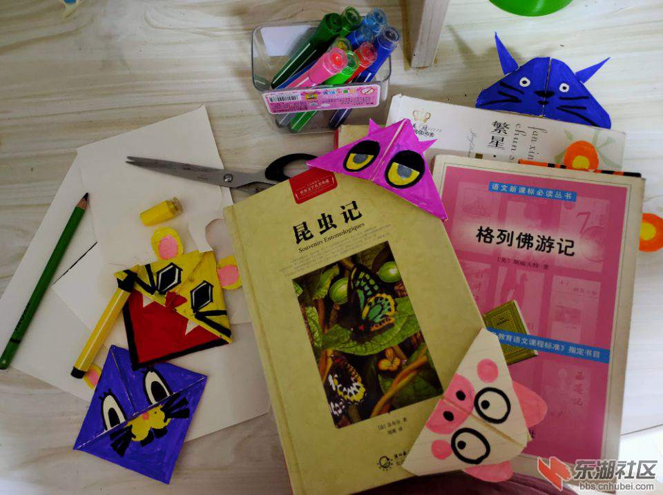 图为"快乐阅读"主题兴趣课上一名孩子跟着志愿者老师做的书签，并晒出了她平时阅读的书籍。 皮佳 提供 ...