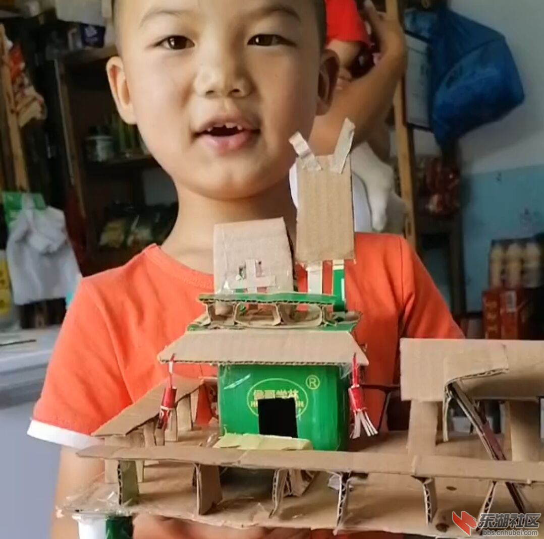图为"体味恩施风土人情，民族文化"主 题兴趣课上，孩子跟着志愿者老师用快递盒做出了家乡特色建筑:土家吊 ...