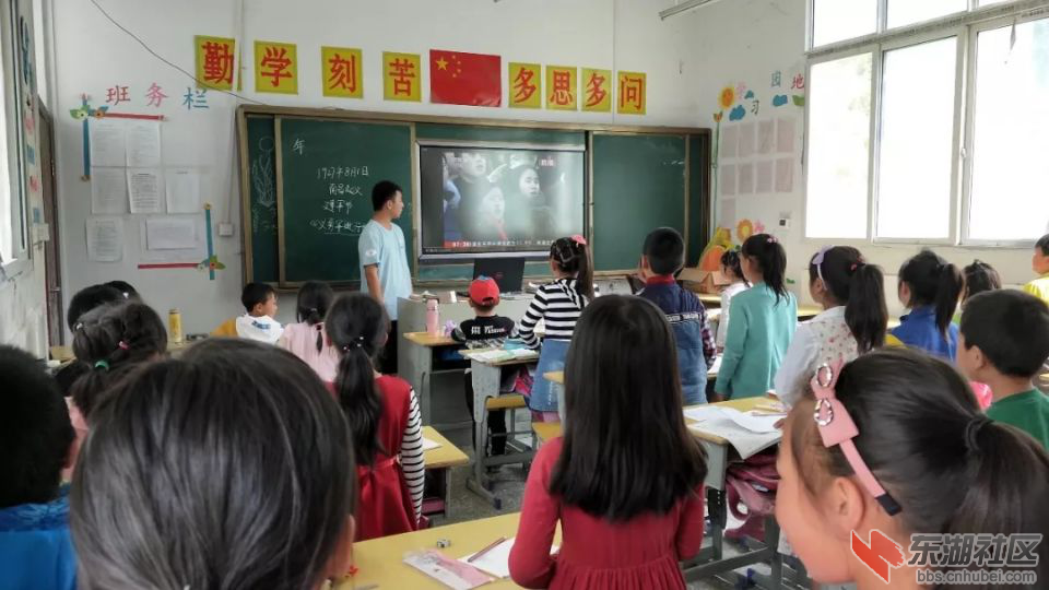 图为8月1日建军节"致敬解放军叔叔"主题课上同学们全体起立，向解放军致敬。皮佳 提供  ...