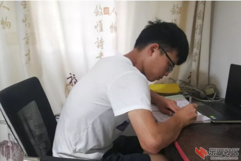  图为志愿者在一天的教学活动后， 马不停蹄地为第二天的教学活动制定教学方案。 皮佳 提供 ...