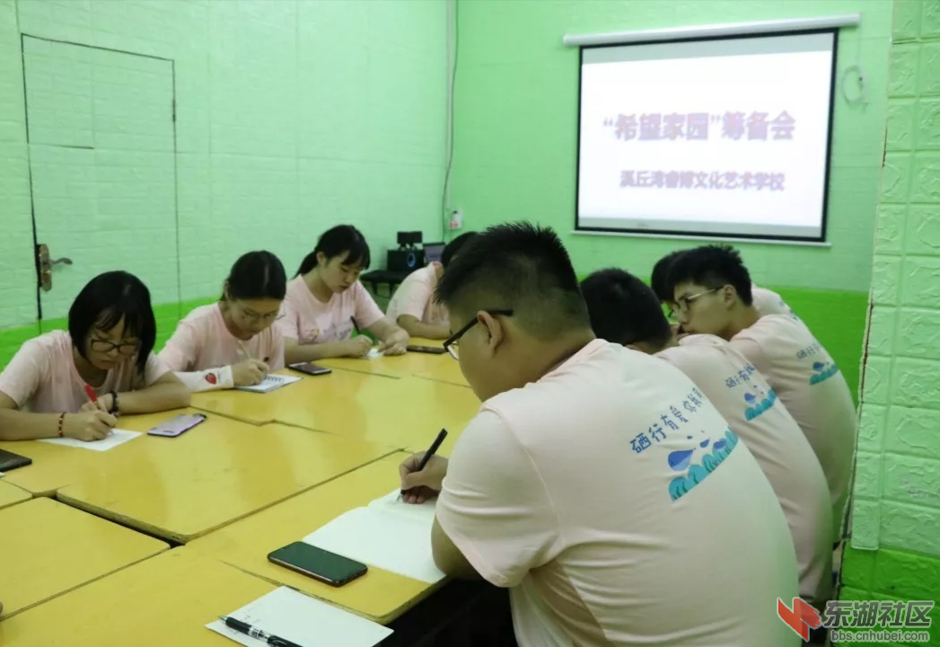 图为开课前志愿者们正在认真地备课。向贝迪 提供