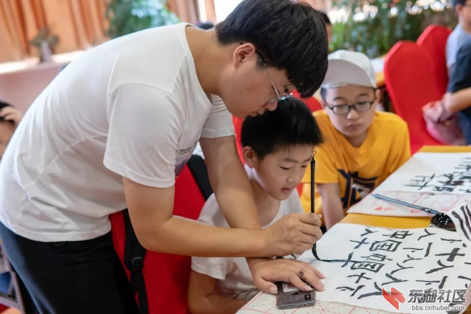 图为书法课上志愿者带领小朋友们走进软笔书法的世界。 向贝迪 提供