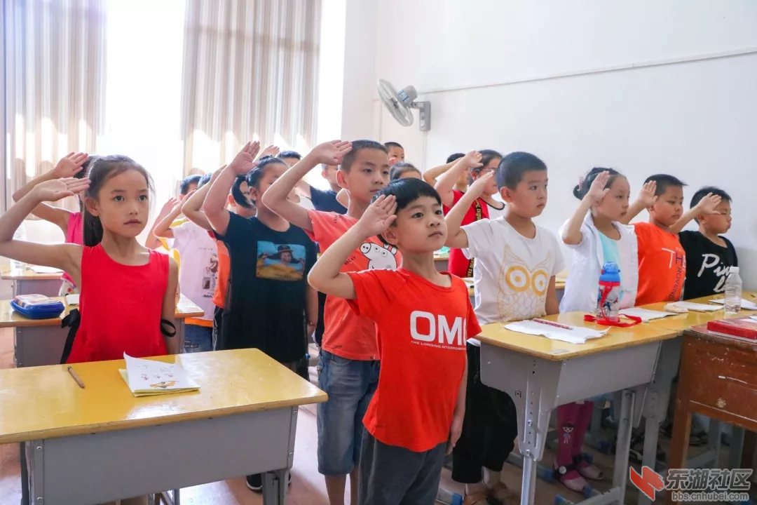 图为“八一致敬军人”的主题课上，小朋友们集体起立，向军人们敬礼，向英雄们致敬！向贝迪 提供 ...