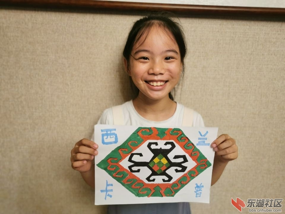图为小朋友绘画的西兰卡普标志图案
