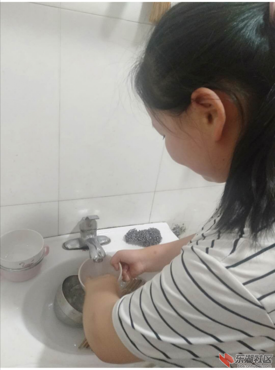 图为恩施的小朋友在完成志愿者布置的“帮助父母做家务”的家庭作业。中国青年网通讯员 陈萍萍 供图 ...