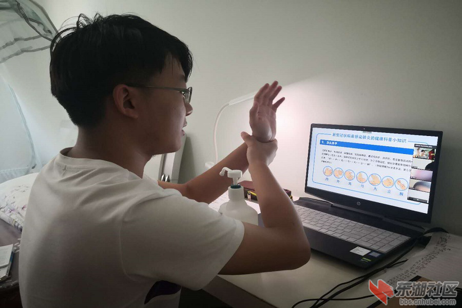 图为安全讲座老师王楷之在向同学们讲解七步洗手法并指导同学们如何进行酒精消毒。荆楚.png