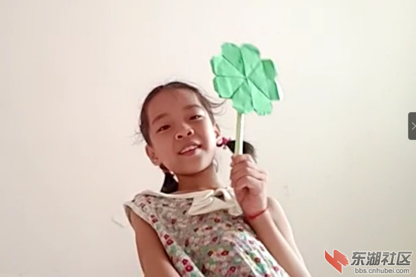 图为学生课间分享手工作品的情景，小朋友按照老师的方法做出了一个大型的四叶草，此刻.png